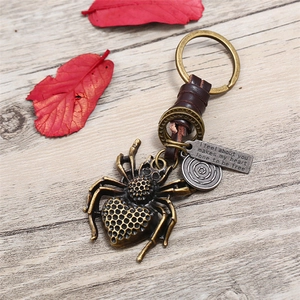 Vintage-Schlüsselanhänger aus Leder und Bronze mit Spinne und Herz-Gravur-Details