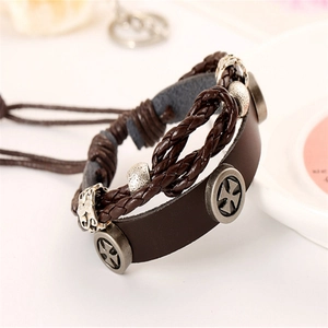 Bracelet multicouche vintage en cuir marron foncé avec breloques en métal de croix