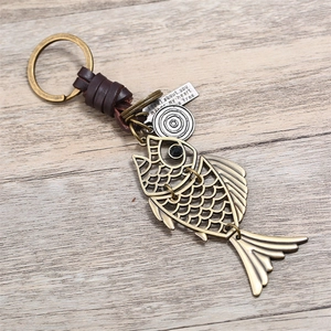 Porte-clés poisson vintage en bronze avec cordon en cuir tressé et pendentif gravé