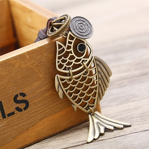 Pendentif de voiture poisson artisanal en alliage de bronze avec cordon en cuir vintage