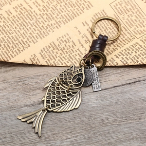 Porte-clés poisson en bronze fait main avec cuir vintage et pendentif gravé élégant