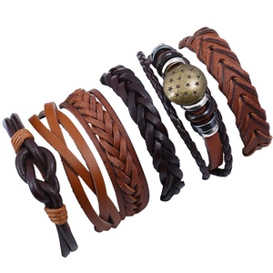 Bracciale in Pelle Bovina Intrecciata Retrò da Uomo Design Multistrato Regolabile con Ciondolo in Metallo Gioiello Accessorio Quotidiano