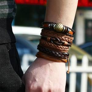 Bracciale multistrato in pelle intrecciata da uomo con ciondolo a stella stile vintage