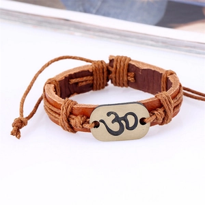 Bracelet vintage en cuir tressé avec breloque symbole Om en bronze sur fond blanc vif