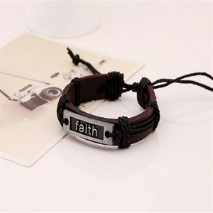 Pulsera retro de cuero marrón trenzado con placa de plata y texto grabado de faith