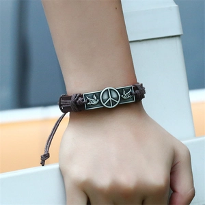 Bracelet vintage en cuir tressé marron avec signe de paix et breloque d'oiseau