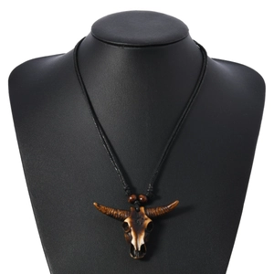 Collar con colgante de cabeza de toro en imitación de hueso de yak y grabados tribales
