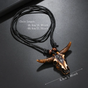 Detalle macro del colgante de calavera de toro en imitación de hueso con cordón negro