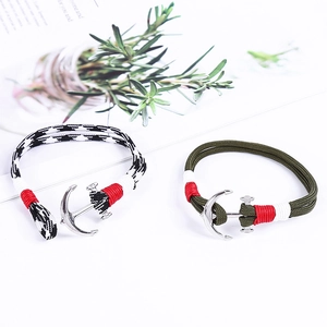 Details von Anker-Armbändern mit schwarz-weißem Muster und olivgrünem Paracord-Band