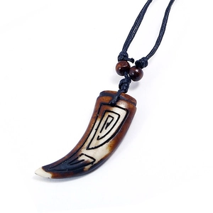 Collana con Pendente a Dente di Lupo in Resina Vintage con Perline di Legno Intagliate Tribali Cordino Nero Regolabile Uomo Donna
