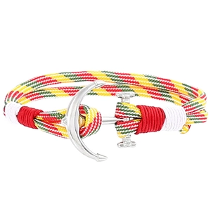 Detail des farbigen Segelarmbands mit poliertem Ankerverschluss aus Silbermetall