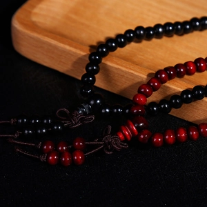 Klassieke 108 sandelhout gebedskralen met traditionele Chinese knoop in zwart en rood