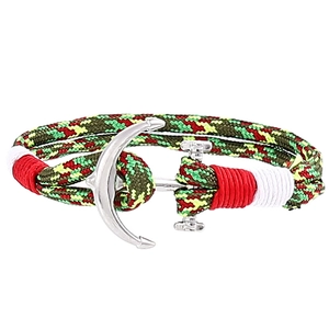 Detail eines mehrfarbig gewebten Marinearmbands mit silbernem Anker-Metallverschluss