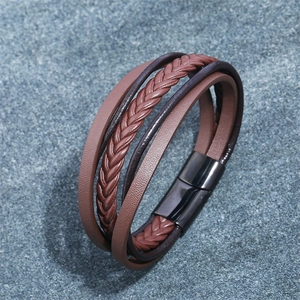 Detailansicht eines mehrlagigen Lederarmbands mit schwarzem Magnetverschluss für Herren