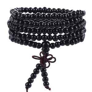 Bracelet bouddhiste multicouche en bois de santal noir avec glands rouges