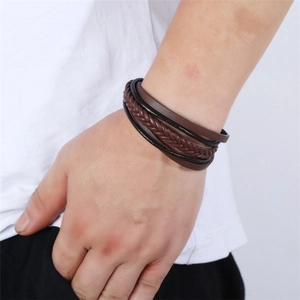 Nahaufnahme eines mehrlagigen Vintage-Lederarmbands mit geflochtenem Edelstahl für Herren