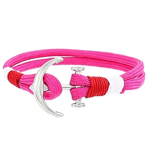 Detailansicht eines rosa Anker-Armbands mit rot-weiß geflochtenem Polyester-Seil