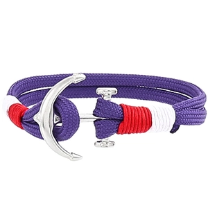 Detail eines lila Segelarmbands mit geflochtenem Polyesterseil und silbernem Ankerverschluss