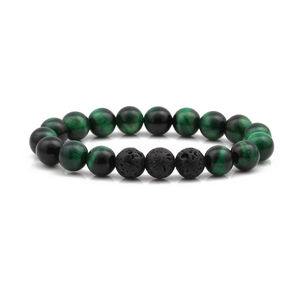 Details von 10mm grünen Tigerauge-Perlen und porösen schwarzen Lavasteinen am Perlenarmband