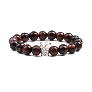 Bracelet en perles œil de tigre rouge 10mm avec breloque couronne en zircon sur fond blanc