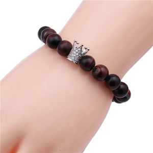 Bracelet perles œil de tigre rouge 10mm avec breloque couronne en zircons pour femmes