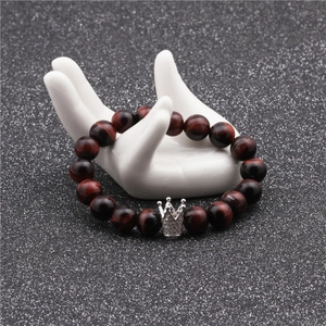 Bracelet en perles œil de tigre rouge 10mm avec breloque couronne en argent et zircons