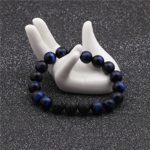 Makro-Detail von 10mm blauem Tigerauge und schwarzem vulkanischem Lavastein Armband