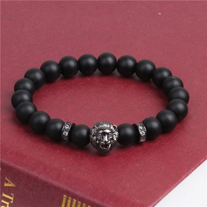 Bracelet pour hommes en perles noires mates avec tête de lion argentée et bagues en cristal