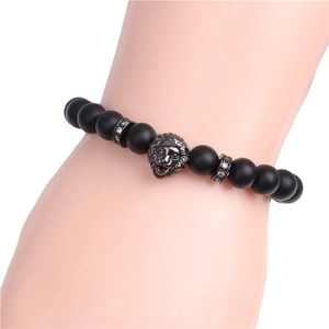 Bracelet pour homme en perles noires mates avec tête de lion et anneaux brillants