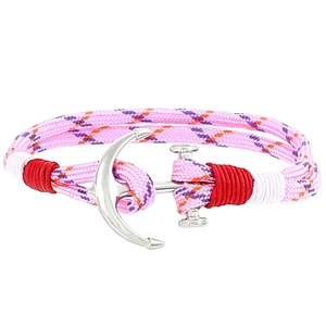 Detailansicht eines bunten Segelseil-Armbands mit einem silbernen Anker-Hakenverschluss