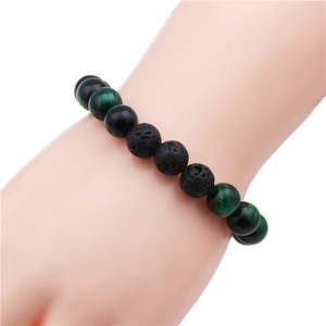 Detailansicht des Perlenarmbands aus 10mm grünem Tigerauge und schwarzem Lavastein