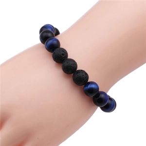 Detail von 10mm blauen Tigerauge- und schwarzen Lavasteinperlen an einem Armband
