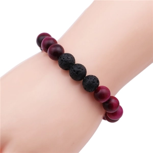 Detailansicht von 10mm Lavastein und lila Tigerauge Perlenarmband am Handgelenk