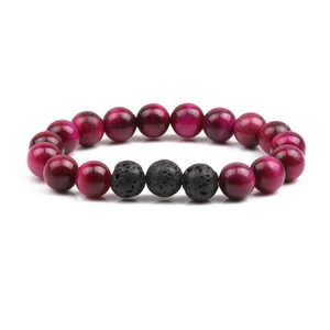 Perlenarmband aus rosa Tigerauge und schwarzem Lavastein auf weißem Hintergrund