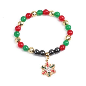 Détail d'un bracelet de perles de Noël avec strass colorés sur pendentif flocon de neige