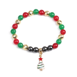 Vue détaillée du bracelet de Noël en hématite avec un pendentif sapin en émail blanc