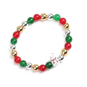 Detailansicht eines weihnachtlichen Perlenarmbands mit einem weißen Schneemann-Anhänger