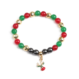 Vue détaillée du bracelet de Noël avec perles et breloque renne doré en émail