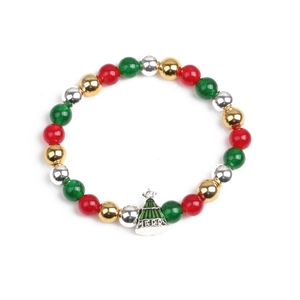 Detailansicht eines Weihnachts-Perlenarmbands mit Baum-Anhänger und Merry-Gravur