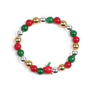 Detailaufnahme des Weihnachts-Perlenarmbands mit rotem Emaille-Apfelanhänger und Perlen