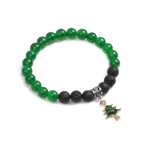 Detail van kerstarmband met groene kralen, lavastenen en een kerstboombedel aan de ring
