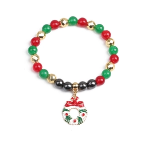 Gros plan sur bracelet de Noël avec perles rouges vertes et breloque couronne