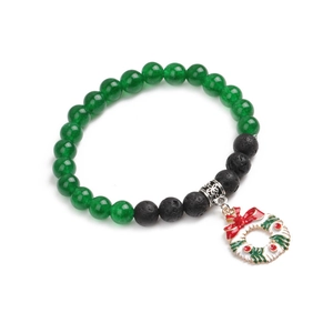 Macro-opname van de kerst lavasteen armband met groene kralen en een kransbedeltje