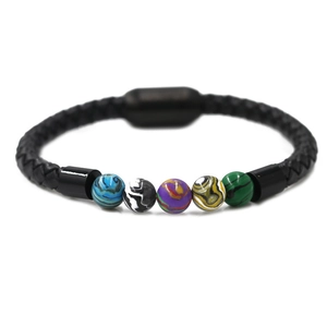 Bracciale in pelle nera intrecciata con cinque perle di pietra naturale e chiusura magnetica
