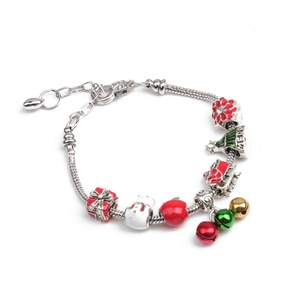 Detailansicht des Weihnachts-Armbands mit Schneeflocken, Schneemann und Emaille-Anhängern