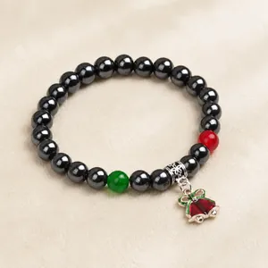 Dettaglio del braccialetto di Natale in ematite con ciondolo a campana e perle vintage