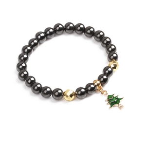 Details eines Magnetit-Perlenarmbands mit grünem Weihnachtsbaum-Emaille-Anhänger