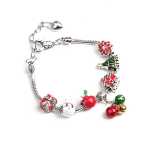 Detailansicht eines silbernen Schlangenarmbands mit bunten Weihnachtsanhängern