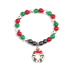 Détail d'un bracelet de Noël perlé avec pendentif couronne de fête et nœud papillon rouge