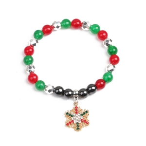 Détail du bracelet de Noël avec perles colorées et pendentif flocon de neige en gros plan
